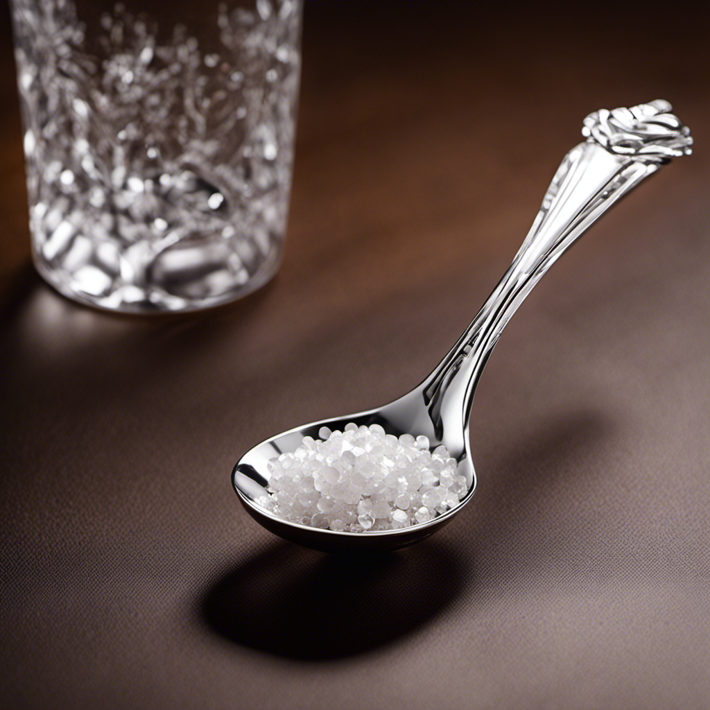 An image showcasing a small teaspoon filled with precisely measured 1g of NaCl